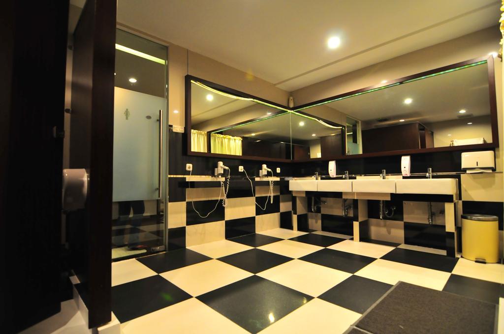 Capsule Hostel Old Batavia Jakarta Buitenkant foto