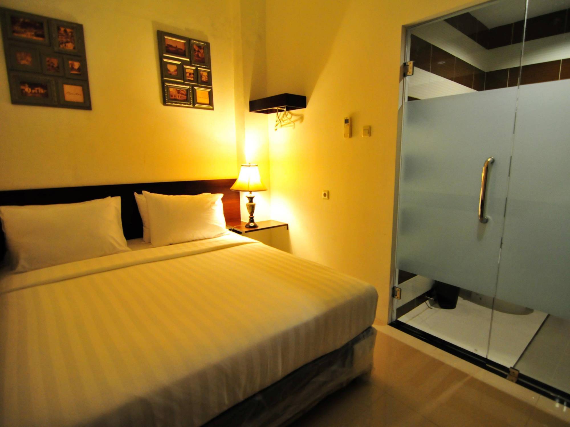 Capsule Hostel Old Batavia Jakarta Buitenkant foto